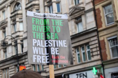 Londra, Birleşik Krallık, 9 Ağustos 2025 - Londra 'nın merkezinde bir Filistin yanlısı, Gazze' de Savaş Karşıtı Protesto, nehirden denize kadar okunan bir tabela, Filistin özgür olacak
