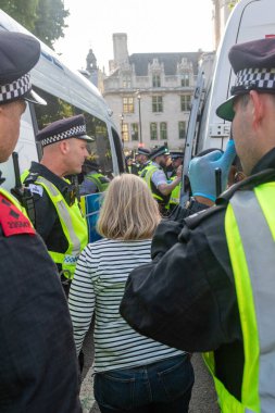 Londra, Birleşik Krallık, 9 Ağustos 2025 - Londra Parlamento Meydanı 'nda düzenlenen Filistin Eylem Protestosu, polis tarafından tutuklanan protestocuları bir polis aracına yükledi