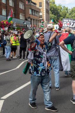 Londra, Birleşik Krallık, 9 Ağustos 2025 - Filistin yanlısı, Londra 'daki Gazze Savaşı karşıtı, megafonu ve kırmızı boyalı eli olan bir protestocu