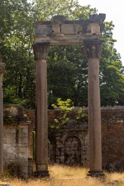 1816 'da antik Leptis Magna şehrinden alınan ve 1826' da Windsor Büyük Parkı 'na yerleştirilen Roma kalıntıları.