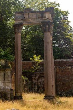 1816 'da antik Leptis Magna şehrinden alınan ve 1826' da Windsor Büyük Parkı 'na yerleştirilen Roma kalıntıları.