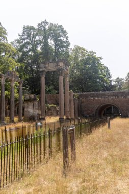 1816 'da antik Leptis Magna şehrinden alınan ve 1826' da Windsor Büyük Parkı 'na yerleştirilen Roma kalıntıları.