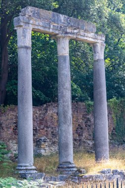 1816 'da antik Leptis Magna şehrinden alınan ve 1826' da Windsor Büyük Parkı 'na yerleştirilen Roma kalıntıları.