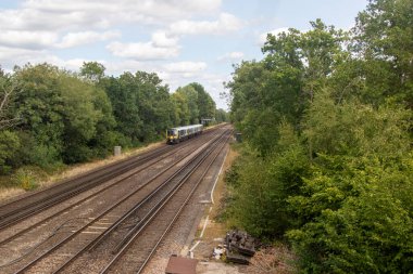 Londra 'dan güneybatıya ana hattın Fleet Pond Local Nature Reserve' deki görüntüsü ve Özel Bilimsel İlgi Alanı