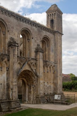Glastonbury, Birleşik Krallık, 21 Ağustos 2025: Bir zamanlar İngiltere 'nin en zengin manastırlarından biri olan Glastonbury Manastırı' nın kalıntıları
