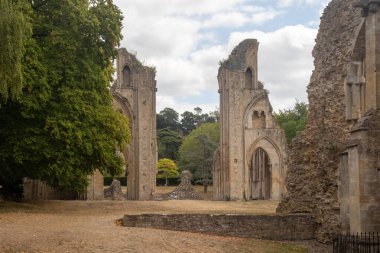 Glastonbury, Birleşik Krallık, 21 Ağustos 2025: Bir zamanlar İngiltere 'nin en zengin manastırlarından biri olan Glastonbury Manastırı' nın kalıntıları