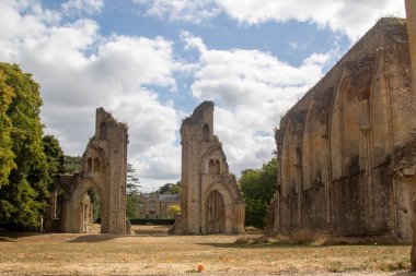 Glastonbury, Birleşik Krallık, 21 Ağustos 2025: Bir zamanlar İngiltere 'nin en zengin manastırlarından biri olan Glastonbury Manastırı' nın kalıntıları