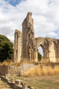 Glastonbury, Birleşik Krallık, 21 Ağustos 2025: Bir zamanlar İngiltere 'nin en zengin manastırlarından biri olan Glastonbury Manastırı' nın kalıntıları