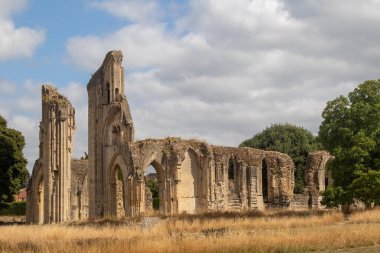 Glastonbury, Birleşik Krallık, 21 Ağustos 2025: Bir zamanlar İngiltere 'nin en zengin manastırlarından biri olan Glastonbury Manastırı' nın kalıntıları