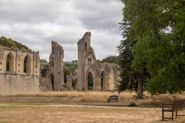 Glastonbury, Birleşik Krallık, 21 Ağustos 2025: Bir zamanlar İngiltere 'nin en zengin manastırlarından biri olan Glastonbury Manastırı' nın kalıntıları