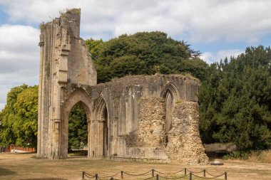 Glastonbury, Birleşik Krallık, 21 Ağustos 2025: Bir zamanlar İngiltere 'nin en zengin manastırlarından biri olan Glastonbury Manastırı' nın kalıntıları