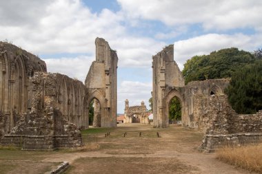 Glastonbury, Birleşik Krallık, 21 Ağustos 2025: Bir zamanlar İngiltere 'nin en zengin manastırlarından biri olan Glastonbury Manastırı' nın kalıntıları