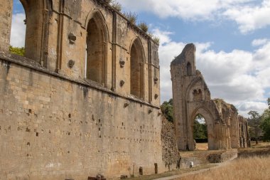 Glastonbury, Birleşik Krallık, 21 Ağustos 2025: Bir zamanlar İngiltere 'nin en zengin manastırlarından biri olan Glastonbury Manastırı' nın kalıntıları