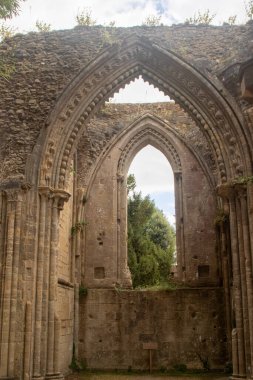 Glastonbury, Birleşik Krallık, 21 Ağustos 2025: Bir zamanlar İngiltere 'nin en zengin manastırlarından biri olan Glastonbury Manastırı' nın kalıntıları