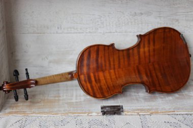 Keman - orkestra ya da solo profesyonel yaylı dört telli müzik aleti. Çocuklar ve yetişkinler tarafından sevilmek. Klasik halk müziği ve caz müziğinde kullanılır. Yüksek kalite fotoğraf