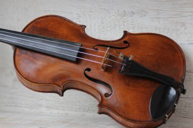 Keman - orkestra ya da solo profesyonel yaylı dört telli müzik aleti. Çocuklar ve yetişkinler tarafından sevilmek. Klasik halk müziği ve caz müziğinde kullanılır. Yüksek kalite fotoğraf