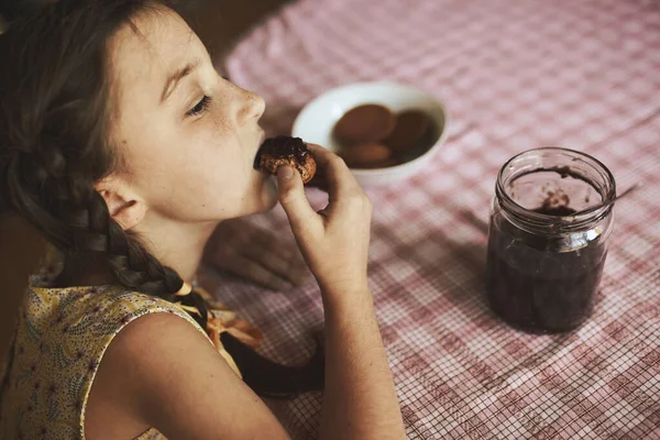Cute Zabawny Dziewczynka Maluch Zjada Słodkie Bułki Śniadanie Szczęśliwe Dziecko — Zdjęcie stockowe
