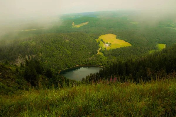 Hegyek Egy Varázslatos Köd Fekete Erdőben Németország Misztikus Táj Köd — Stock Fotó