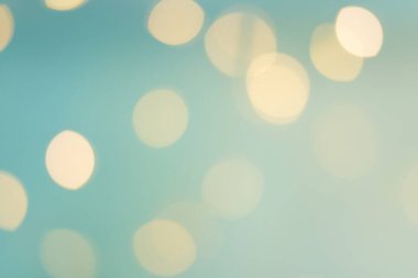 Noel ışığı arka planı. Parlak tatil arkaplanı. Yanıp sönen ışıkla odaklanmış arkaplan. Bulanık Bokeh. Yüksek kalite fotoğraf