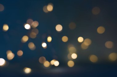 Noel ışığı arka planı. Parlak tatil arkaplanı. Yanıp sönen ışıkla odaklanmış arkaplan. Bulanık Bokeh. Yüksek kalite fotoğraf