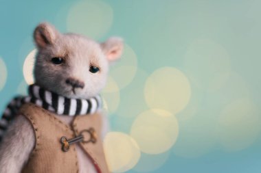 Noel ışığı arka planında izole edilmiş şirin bir oyuncak ayı. Parlak tatil arkaplanı. Yanıp sönen ışıkla odaklanmış arkaplan. Bulanık Bokeh. Yüksek kalite fotoğraf
