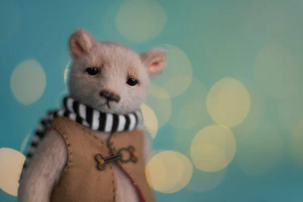 Niedlichen Teddybär Isoliert Auf Weihnachten Licht Hintergrund Feiertagsglühende Kulisse Defokussierter — Stockfoto