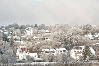 Kar Fulda şehrini kapladı. Resimlerde, Aralık 2022 'de Hesse Almanya' da Fulda kentinin bir parçası olan Aschenberg Horas ve Niesig yer almaktadır. Yüksek kalite fotoğraf