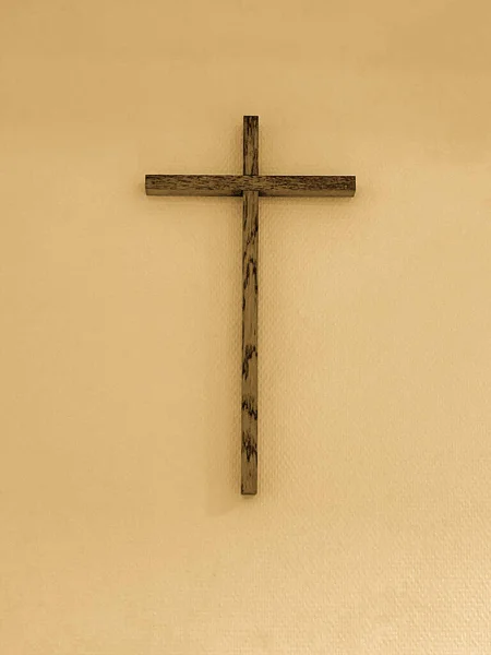 概念或概念交叉的背景 纹理与任何文本的复制空间 比喻3D说明上帝 基督教 基督教的木制十字架在学校的教室里 一个小弟 — 图库照片