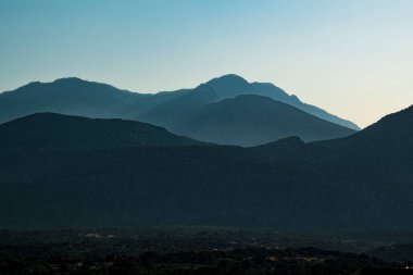 Uzakta sisli, gizemli, mavimsi dağlar. Gün batımında İtalya, Sardunya 'daki dağların katmanları. Yüksek kalite fotoğraf