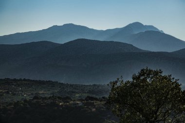 Uzakta sisli, gizemli, mavimsi dağlar. Gün batımında İtalya, Sardunya 'daki dağların katmanları. Yüksek kalite fotoğraf