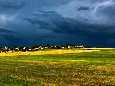 Almanya 'nın kırsal kesimlerinde çapraz çizgiler ve saman balyaları. Yüksek kalite fotoğraf