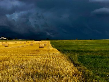 Almanya 'nın kırsal kesimlerinde çapraz çizgiler ve saman balyaları. Yüksek kalite fotoğraf