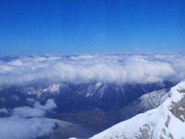 Avusturya 'da dağın tepesinde kar vardı. Yüksek kalite fotoğraf