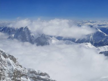 Avusturya 'da dağın tepesinde kar vardı. Yüksek kalite fotoğraf