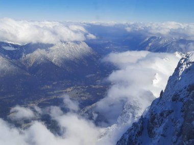 Avusturya 'da dağın tepesinde kar vardı. Yüksek kalite fotoğraf