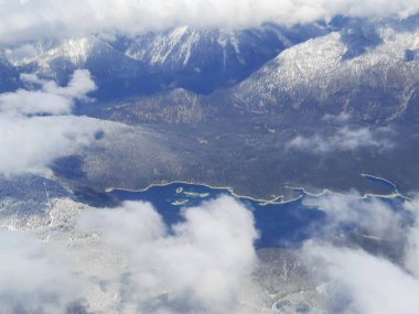 Avusturya 'da dağın tepesinde kar vardı. Yüksek kalite fotoğraf