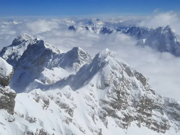 雪はオーストリアの山頂を覆いました 高品質の写真 — ストック写真