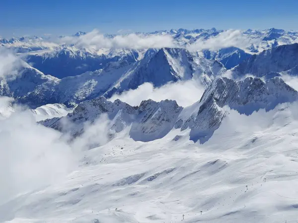 雪はオーストリアの山頂を覆いました 高品質の写真 — ストック写真
