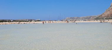 Girit, Yunanistan - 2 Ağustos - 0 Ağustos 2013: Balos lagünü, adayla Girit kıyıları arasında. Yüksek kalite fotoğraf