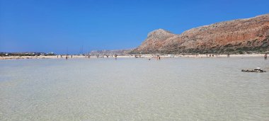 Girit, Yunanistan - 2 Ağustos - 0 Ağustos 2013: Balos lagünü, adayla Girit kıyıları arasında. Yüksek kalite fotoğraf