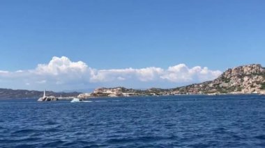 Yavaş çekim videosu, dalgalı deniz plajı ve mavi gökyüzü soyut arkaplanı. Doğa ve yaz konsepti. 3 boyutlu görüntüleme. Yüksek kaliteli HD görüntüler