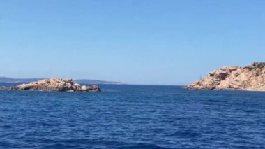 Yavaş çekim videosu, dalgalı deniz plajı ve mavi gökyüzü soyut arkaplanı. Doğa ve yaz konsepti. 3 boyutlu görüntüleme. Yüksek kaliteli HD görüntüler