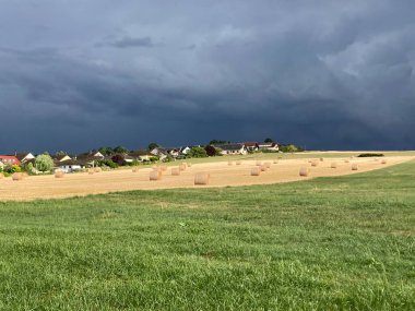 Fulda 'nın Frauenberg Manastırı' yla gün batımındaki altın saat manzarası. Yüksek kalite fotoğraf