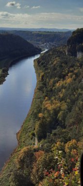 Elbe Nehri. Sakson İsviçre pak Almanya 'da. Bastai Köprüsü 'nün yüksekliğinden görüntü. Kum taşı dağları. Yüksek kalite fotoğraf