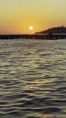 Kusadasi, Audin, Türkiye, Ege sahilleri üzerinde güzel bir günbatımı. Peyzaj videosu. Yüksek kalite 4k görüntü