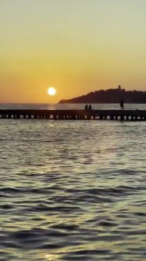 Kusadasi, Türkiye, Ege sahilleri üzerinde güzel bir günbatımı. Peyzaj videosu. Yüksek kalite 4k görüntü