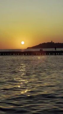 Kusadasi, Türkiye, Ege sahilleri üzerinde güzel bir günbatımı. Peyzaj videosu. Yüksek kalite 4k görüntü