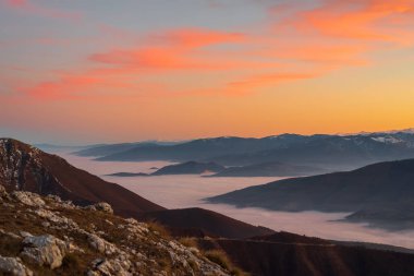 Gün batımında sisli dağın manzarası. Yüksek kalite fotoğraf