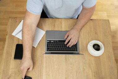 Masanın üstünde dizüstü bilgisayar kullanan bir adam. Yüksek kalite fotoğraf