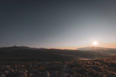 Güneşin doğuşuyla ya da batışıyla dağın manzarası. Yüksek kalite fotoğraf